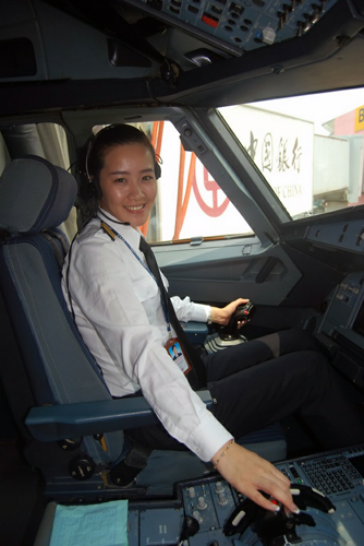 <em>东北</em>首位女机长妇女节首飞- 中国日报网