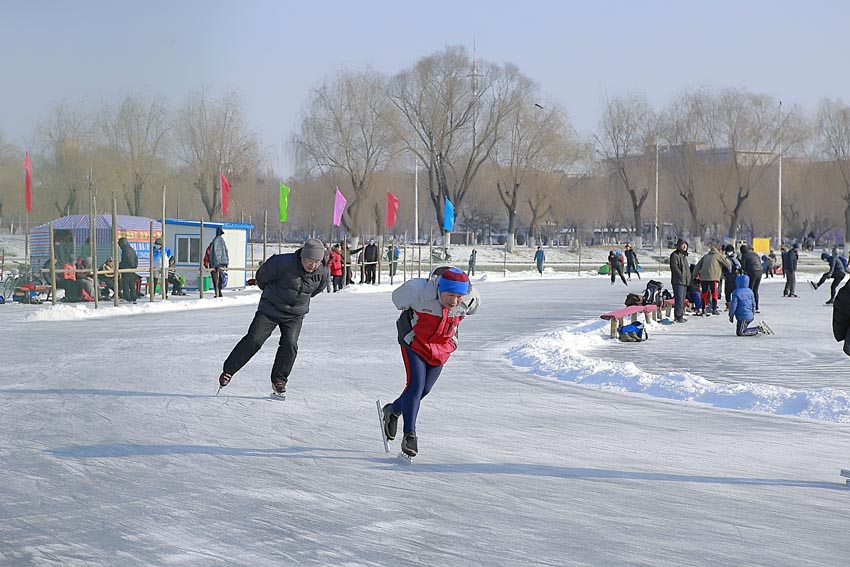 冬季气温低 冰上运动火