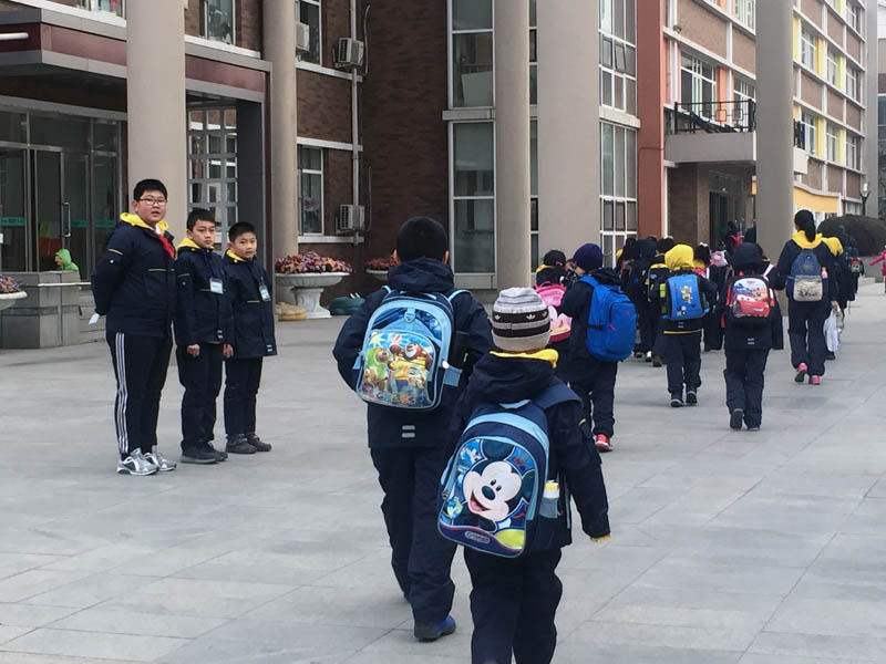 在浑南新区第二小学门口,7点15分开始,陆续有学生到达学校.