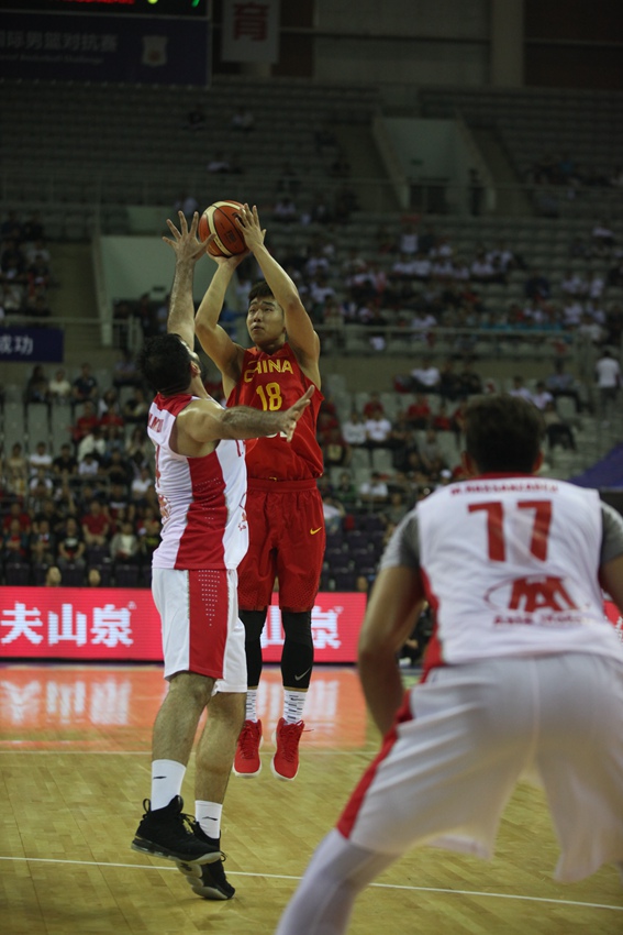 首战告捷!中国男篮蓝队大胜伊朗