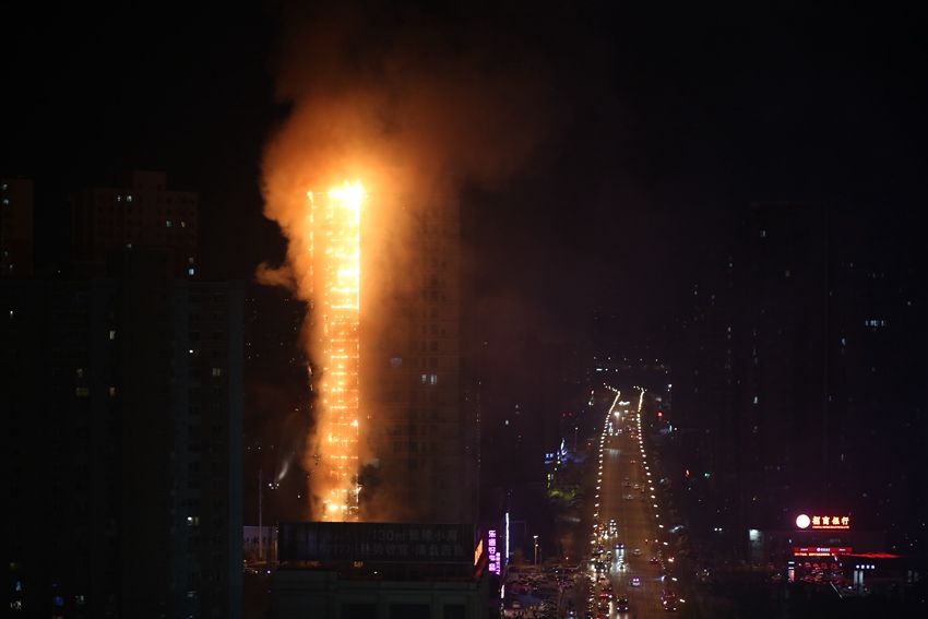 沈阳市一住宅突发大火 起火建筑共25层