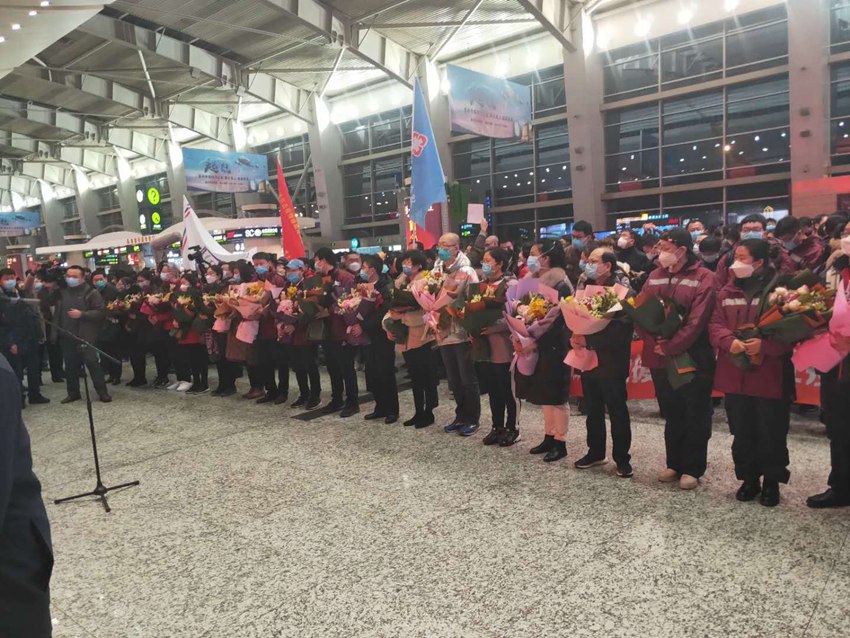 元宵夜，遼寧500名醫護人員乘4架包機飛赴武漢