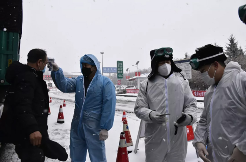 丹東交通管理人員、公安干警及醫護人員頂著寒風，24小時輪班駐守各個路口的防控勸返點。
