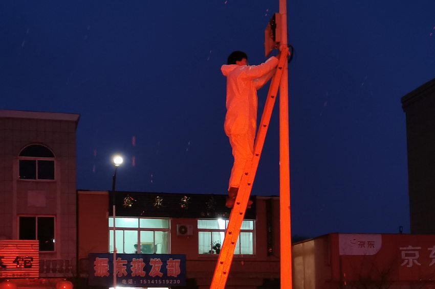 中國電信丹東寬甸分公司緊急成立“黨員裝維先鋒隊”，連夜安裝監控攝像頭，保障疫情防控工作