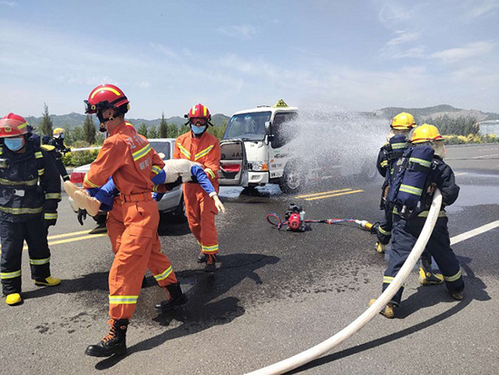 向陽凌源消防救濟大隊撮合交警大隊展開處理危機品運輸車輛較大以