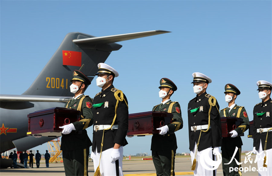 當地時間9月27日，在韓國仁川國際機場，韓方（右）向中方禮兵移交中國人民志願軍烈士遺骸。張悅攝