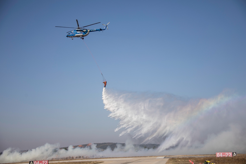 米7171直升機吊桶容量大，抵達火場，滅火效果顯著。