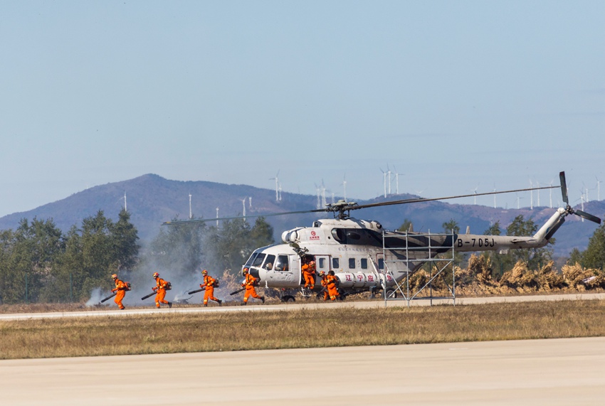應急直升機承載著消防突擊隊，抵達火場附近。