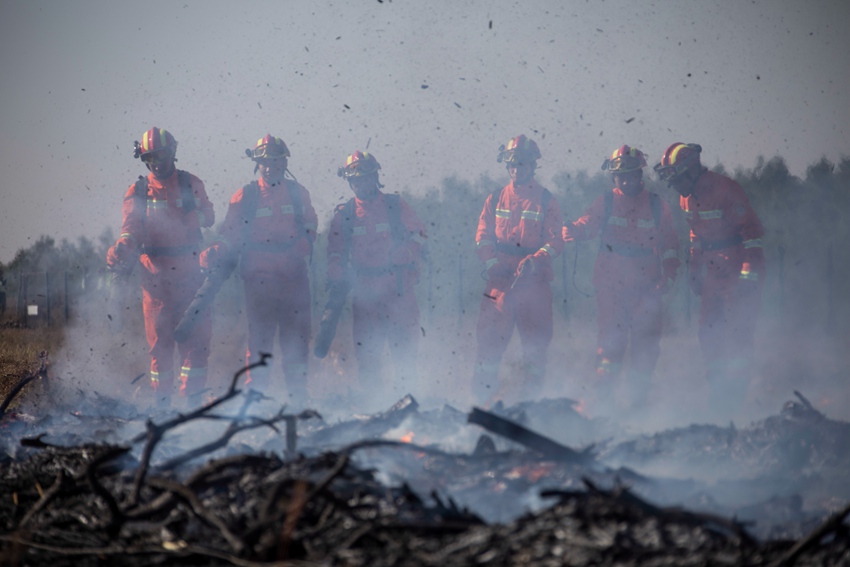 消防隊員近距離和大火戰斗，火勢完全被控制住了。