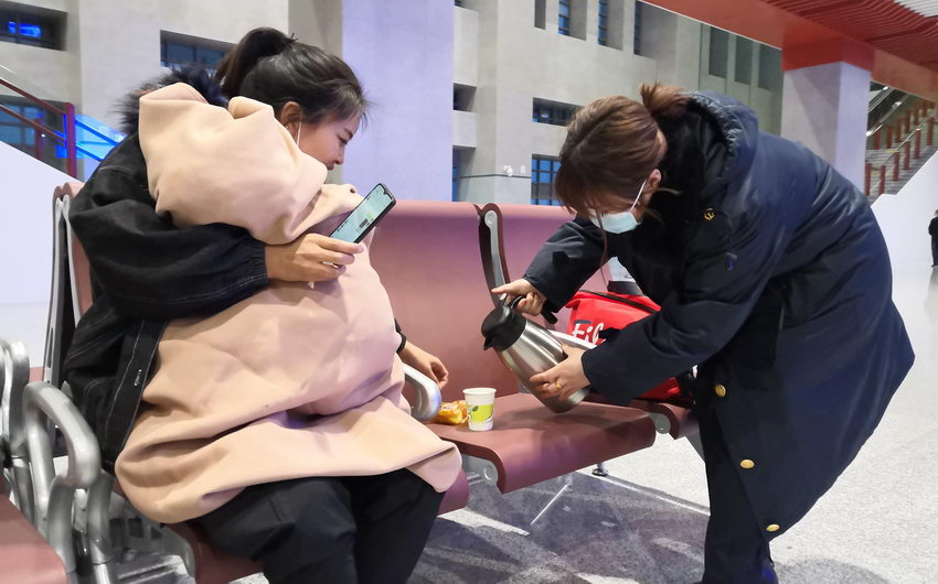沈鐵人堅守一線抗擊雨雪冰凍災害 確保運輸安全【6】