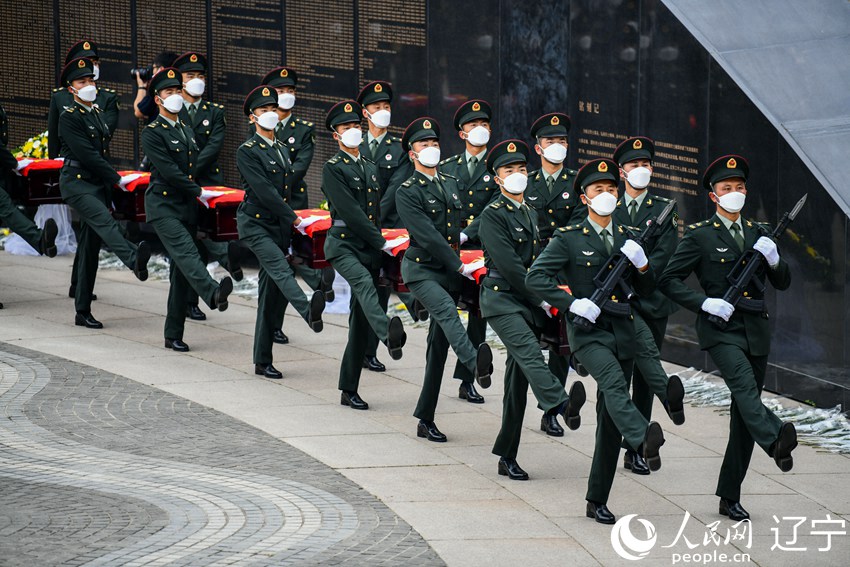 礼兵们抬起烈士棺椁，绕场半周后缓步走向安葬地宫。人民网 邱宇哲摄