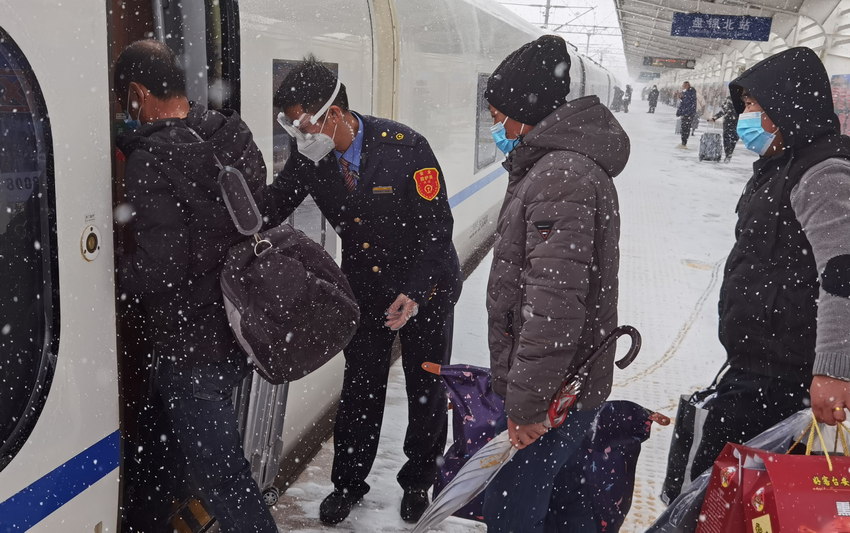 铁路部门工作人员多举措确保雨雪寒潮天气旅客出行安全。中国铁路沈阳局集团有限公司供图