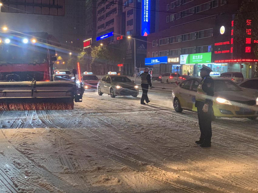 沈阳和平交警大队警力在南京街南二马路中山公园西门附近疏导车辆。沈阳市公安局交通警察局供图