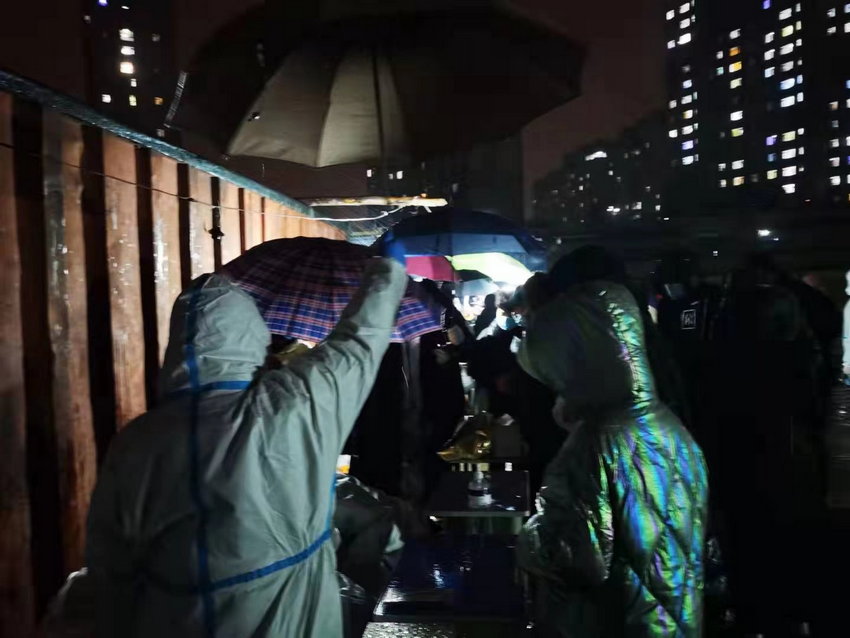 11月6日凌晨三点,大医一院派出的第一批赴庄河市核酸采集的护理团队经过22小时的连续奋战,圆满完成任务。大连医科大学附属第一医院供图
