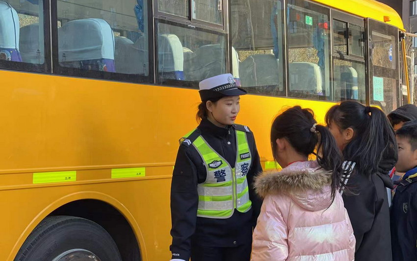 警員們為學生講解乘坐校車時的安全知識。沈陽市公安局交通警察局供圖