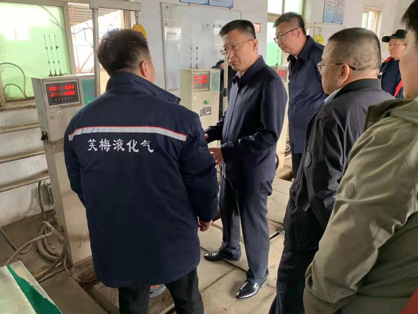 沈陽市市場監督管理局局長曲向軍帶隊到液化氣充裝站檢查氣瓶信息化落實情況。