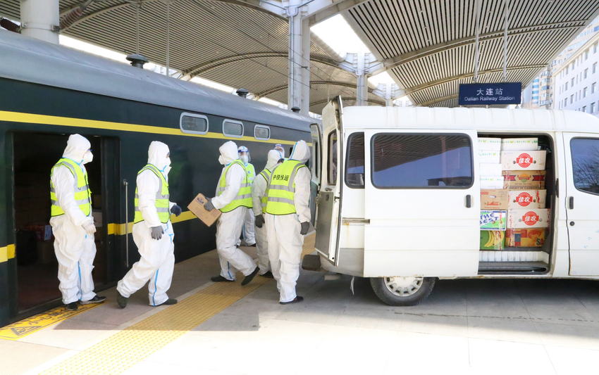 大连站工作人员进行物资搬运。中国铁路沈阳局集团有限公司供图