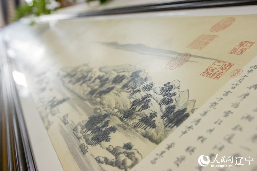 鐘立維的刻瓷作品《富春山居圖》。人民網 邱宇哲攝