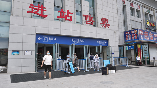 图为7月21日，旅客从丹东站踏上旅程。中国铁路沈阳局供图