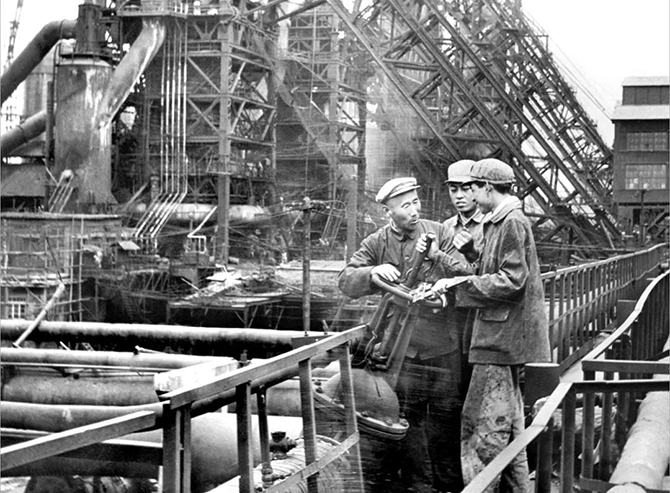 為保高爐生產，孟泰（左一）時刻不離開爐台。鞍鋼集團供圖