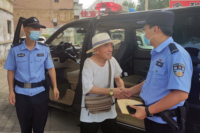 烈日下，朝陽一名老人迷路，向陽分局民警在巡邏途中發現后，幾經工作，最終將老人平安送回家中。（遼寧省公安廳供圖）