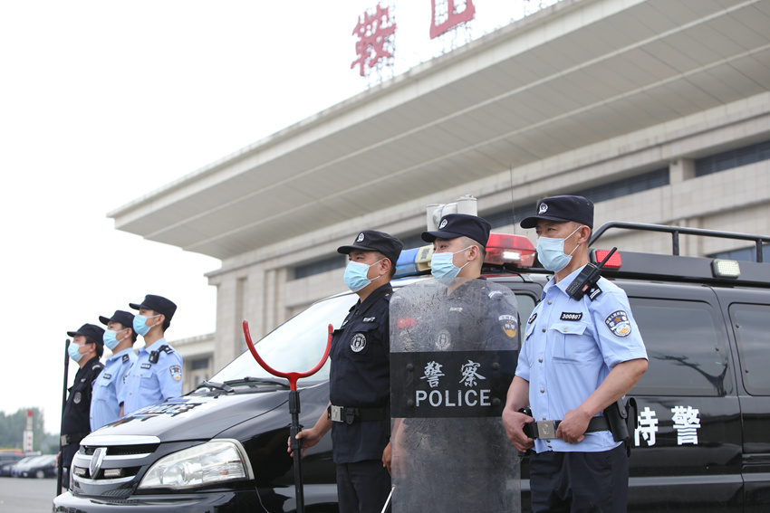 在鞍山高鐵西站，民警正在開展常態化巡邏防控，堅決保証旅客生命財產安全，守好鞍山“西大門”。（遼寧省公安廳供圖）