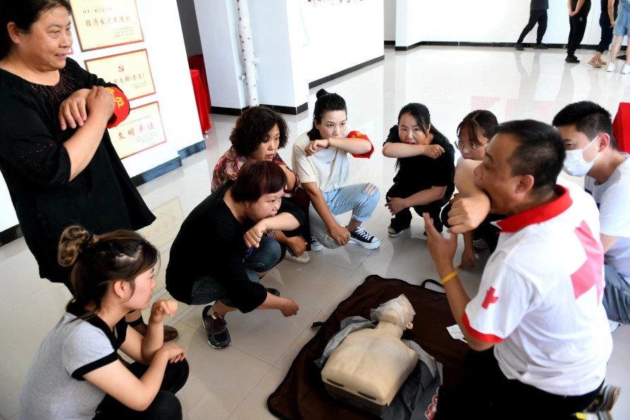 红十字会志愿者为经开区宋三台子村网格员讲解急救知识。鞍山市委宣传部供图