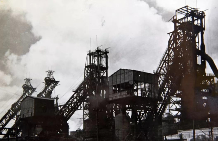1951年拍摄的鞍钢炼铁厂外景。鞍钢集团供图
