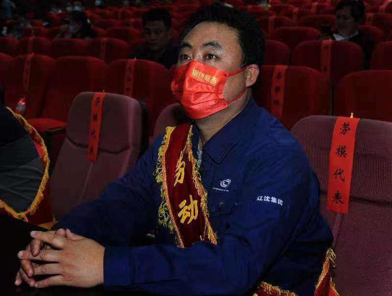 全国劳动模范于东海正在观看电影。沈阳市总工会供图