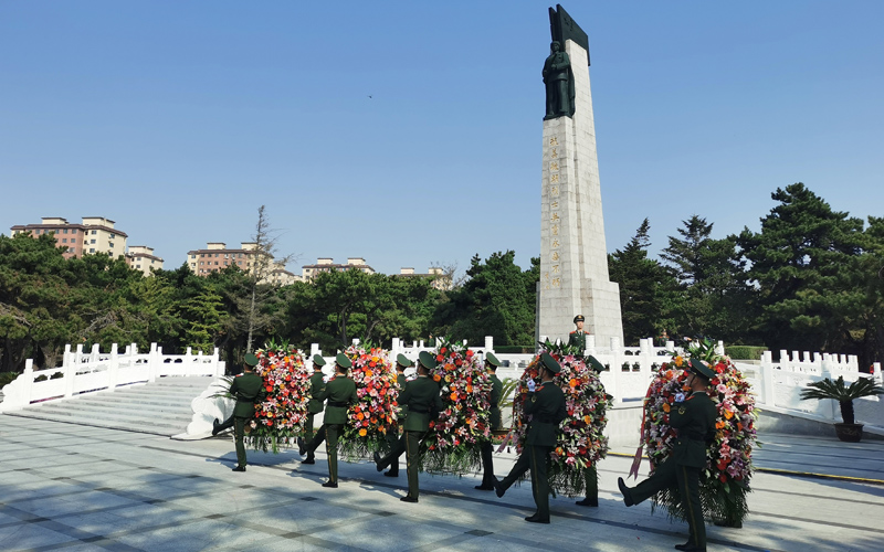 遼寧省暨沈陽市向烈士紀念碑敬獻花籃儀式舉行