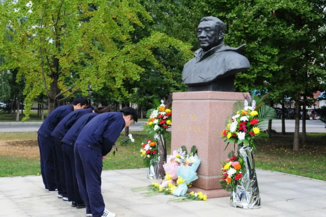 “羅陽青年突擊隊”隊員們悼念羅陽同志。航空工業沈飛供圖