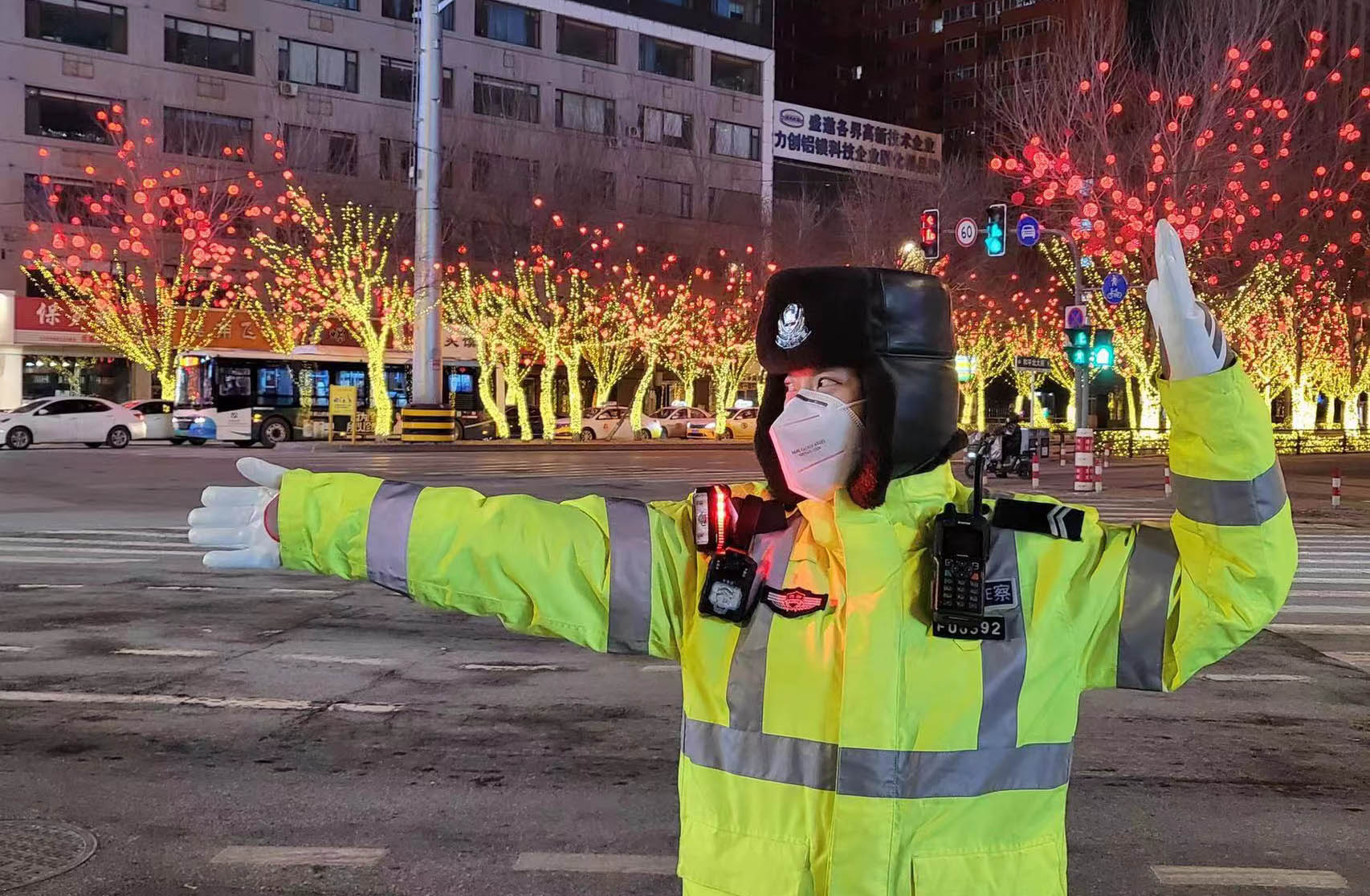 除夕夜沈陽交警堅守崗位守護百姓安全。沈陽市公安局交通警察局供圖