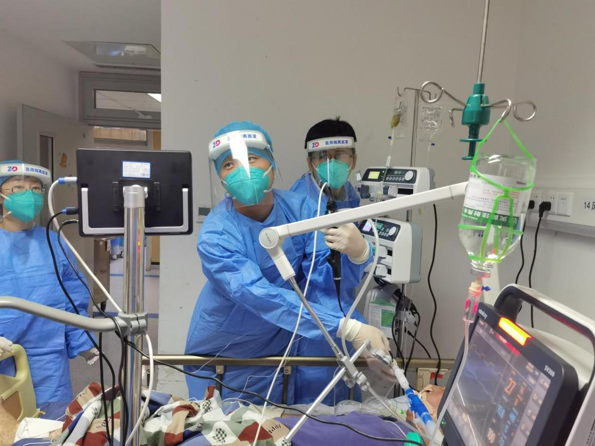 FICU医生为患者完善气管镜检查。盛京医院供图