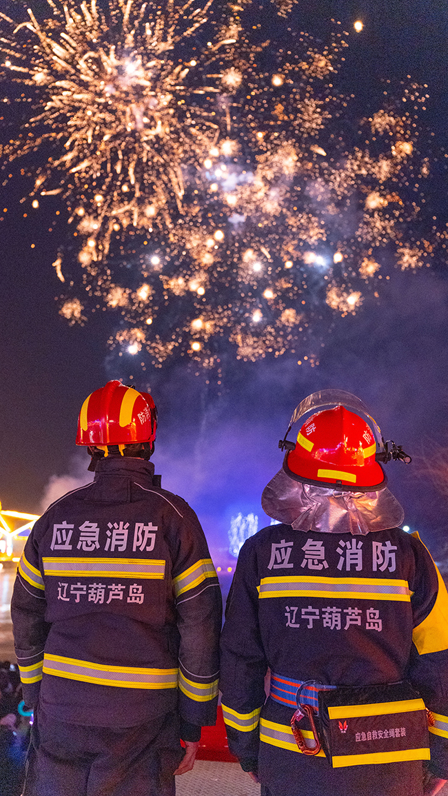 消防員與煙花的合照。遼寧省消防救援總隊供圖