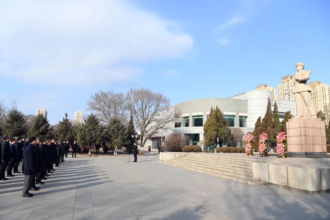 遼寧省暨撫順市向雷鋒墓敬獻花籃儀式在撫順市雷鋒紀念館舉行。徐丹偉 攝