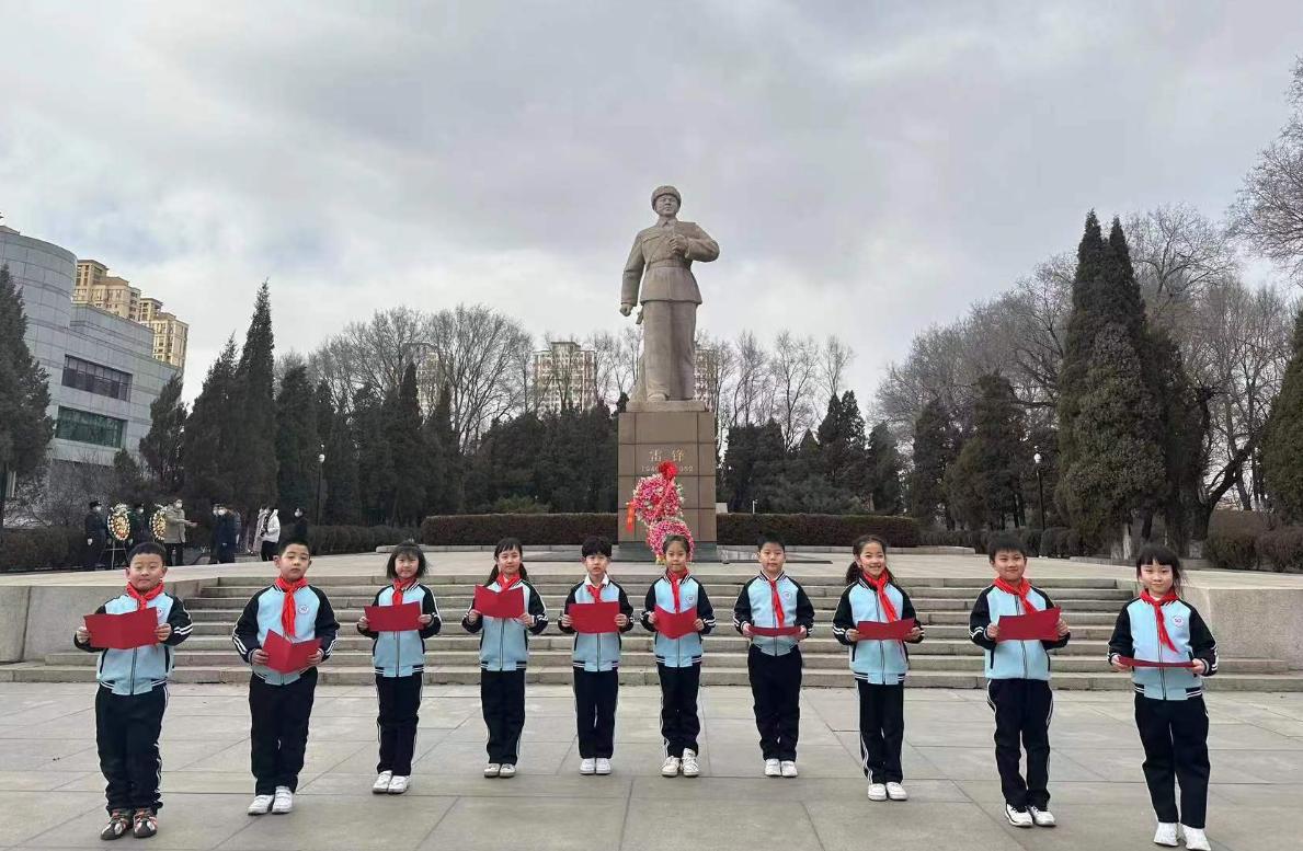 渾南二校學生在雷鋒雕像前朗誦雷鋒日記。渾南二校供圖