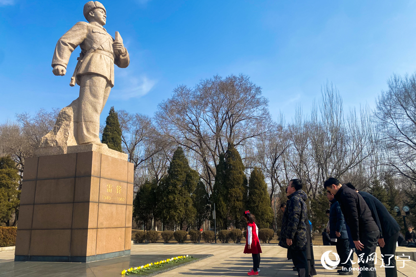 各地干部群眾紛紛來到撫順市雷鋒紀念館參觀學習、祭奠雷鋒。人民網 邱宇哲攝