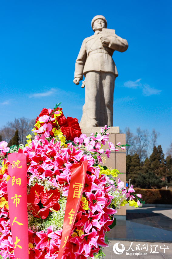 各地干部群眾紛紛來到撫順市雷鋒紀念館參觀學習、祭奠雷鋒。人民網 邱宇哲攝