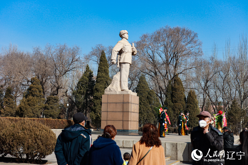 各地干部群眾紛紛來到撫順市雷鋒紀念館參觀學習、祭奠雷鋒。人民網 邱宇哲攝