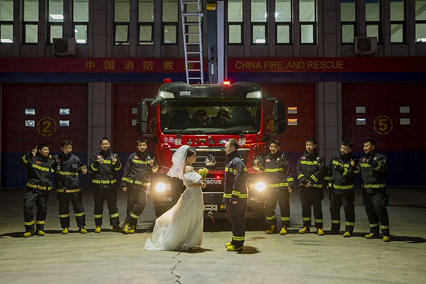 紅色的消防車、筆挺的“火焰藍”、一襲潔白的婚紗……這些原本普通的元素，構成了生活裡最幸福、浪漫的畫面。“他們結婚了！”消防員汪枝見與家人分享了隊友的幸福。