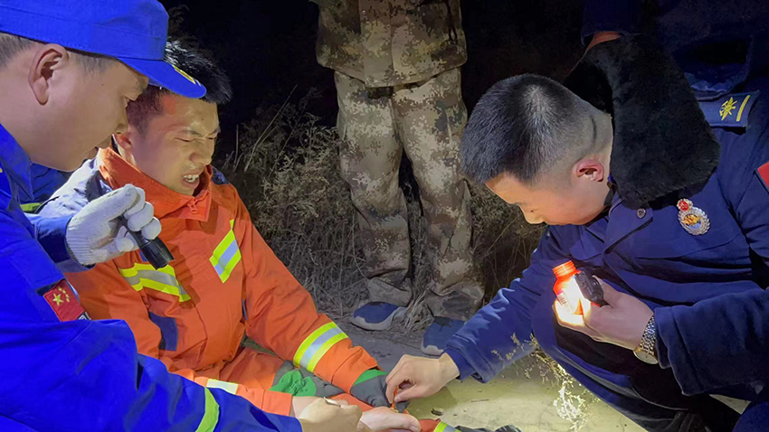 “我不想讓爸爸媽媽看到，我出警受傷時的樣子。”游客受傷被困深山，葫蘆島市朝陽路消防救援站戰斗班長李碩轉移受傷游客下山時，腳掌被樹根穿破。