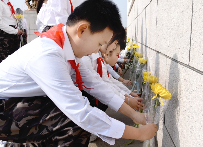 丹東市永昌街小學師生在抗美援朝紀念館舉辦“追尋紅色印記，傳承紅色基因”清明節祭掃英烈儀式。丹東市委宣傳部供圖