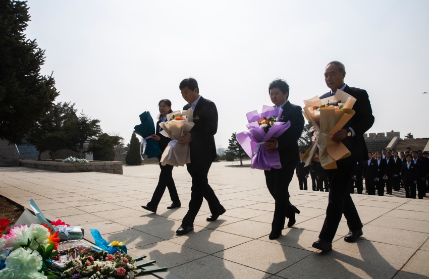 在解放锦州烈士陵园纪念广场，辽沈战役纪念馆干部职工向解放锦州烈士纪念碑敬献花篮后，又分别为解放锦州牺牲的无名烈士和有名烈士、抗美援朝战争时期和新时期牺牲的革命烈士擦拭墓碑，敬献鲜花。辽沈战役纪念馆供图