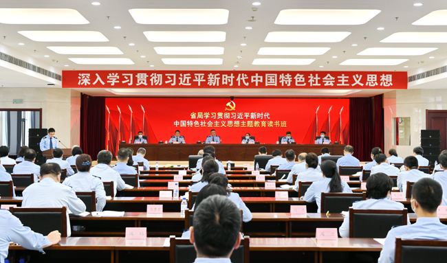 图为在国家税务总局辽宁省税务局学习贯彻习近平新时代中国特色社会主义思想主题教育读书班上，学员代表作交流发言。潘恩战摄