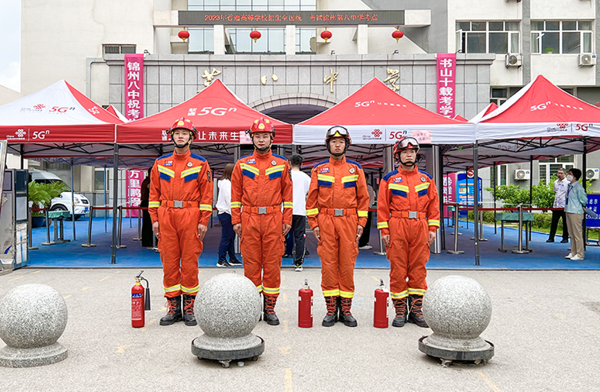 錦州支隊凌河大隊解放路消防救援站的消防員在錦州市第八中學的考場外守護。遼寧省消防救援總隊供圖
