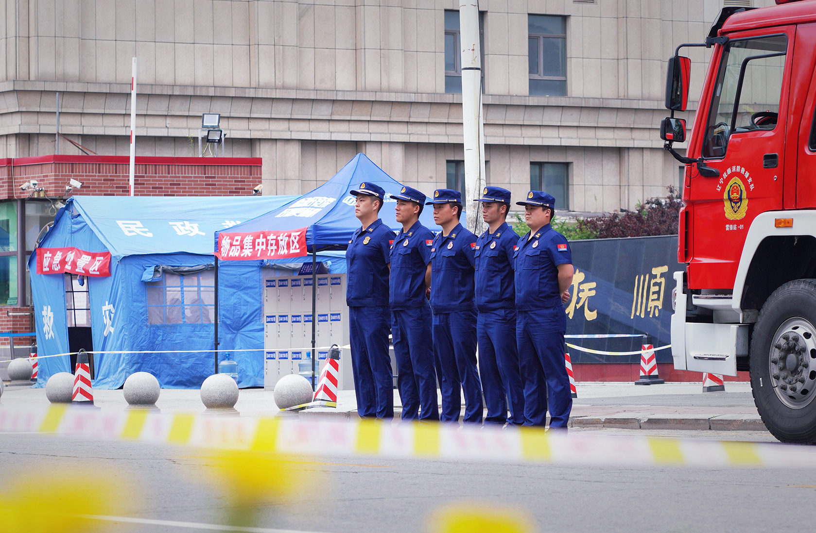 撫順支隊雷鋒消防救援站的消防員在撫順市雷鋒高級中學，為廣大考生順利考試提供有力的安全保障。遼寧省消防救援總隊供圖