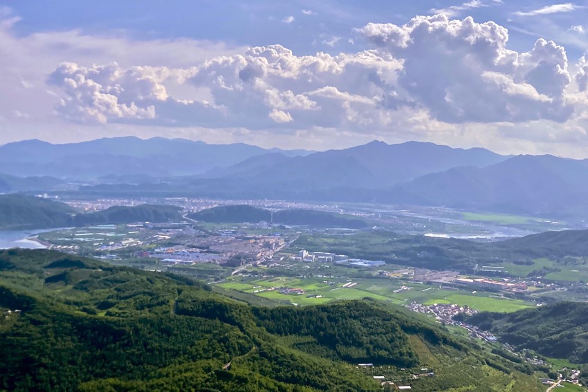 從五女山山頂俯瞰桓仁縣城。人民網記者 孝媛攝