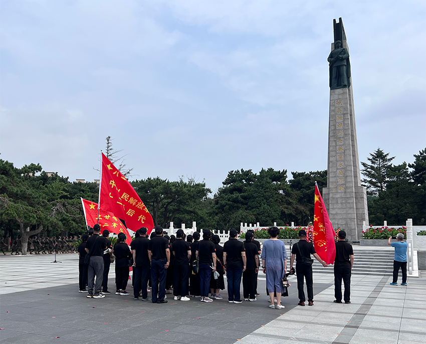 中国人民解放军十二军后代到沈阳抗美援朝烈士陵园祭奠烈士。人民网记者 汤龙摄