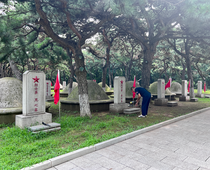 群众自发前来祭扫。人民网记者 汤龙摄