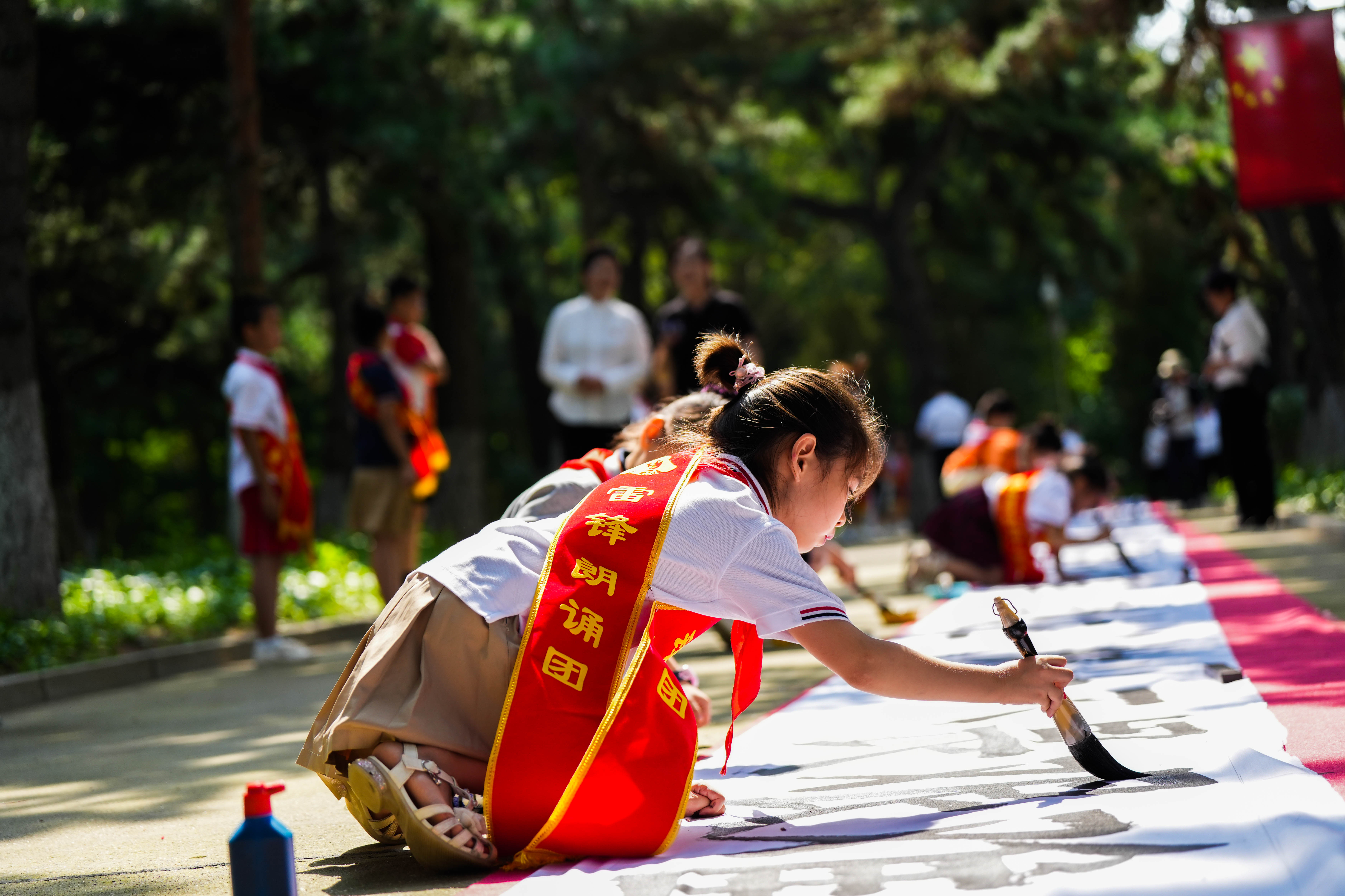 7月27日，志愿军老战士、烈士后人、少先队员代表等来到沈阳抗美援朝烈士陵园，缅怀先烈、致敬英雄。人民网记者 邱宇哲摄